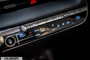 Hyundai Ioniq 5 – dashboard, climate control panel with buttons