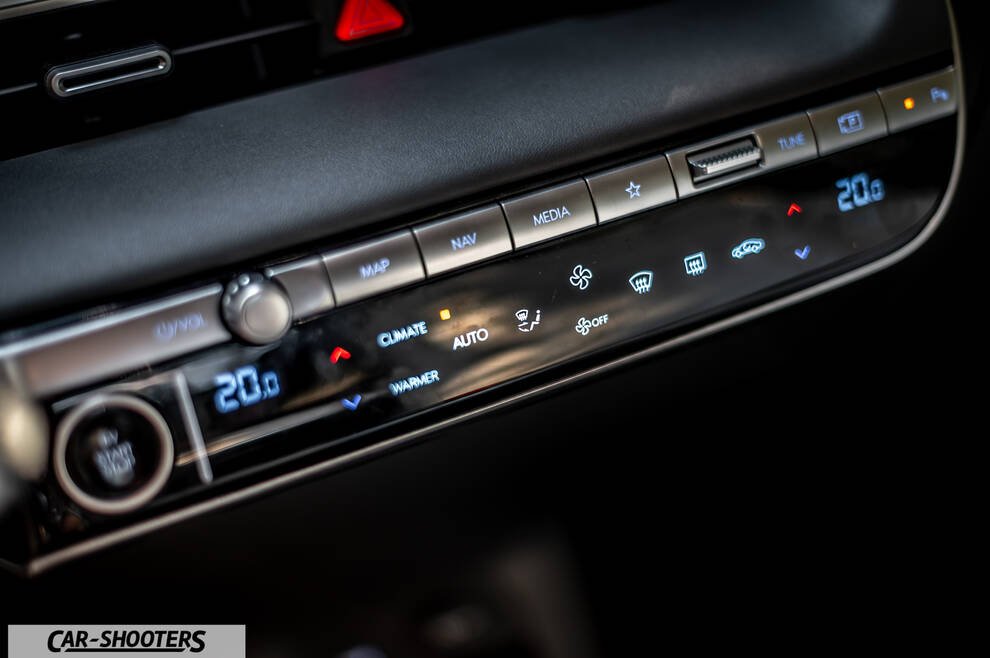 Hyundai Ioniq 5 – dashboard, climate control panel with buttons