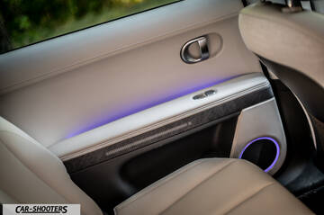 Hyundai Ioniq 5 – interior, rear door panel with ambient lighting