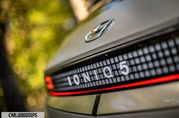Hyundai Ioniq 5 – detail, rear badge close-up