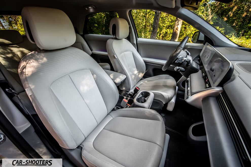Hyundai Ioniq 5 – interior, light gray front seats