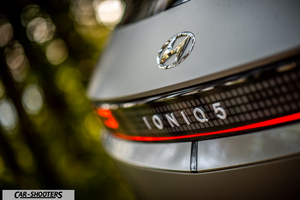 Hyundai Ioniq 5 – detail, rear badge and light bar close-up