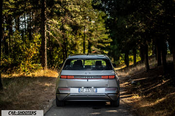 Hyundai Ioniq 5 – rear view, silver on a country road