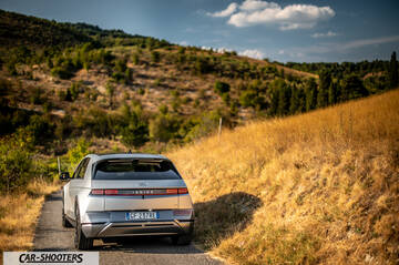 Hyundai Ioniq 5 – rear view, silver on a country road