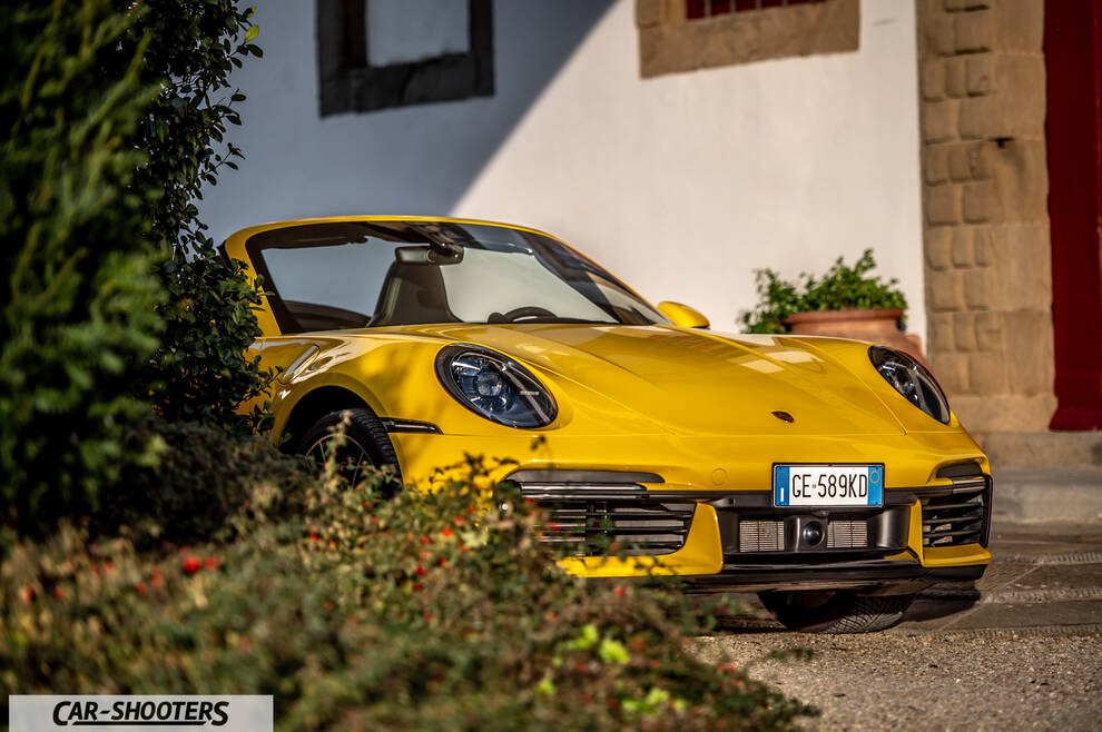 Porsche 911 Turbo Cabrio – front three-quarter, yellow parked near a building