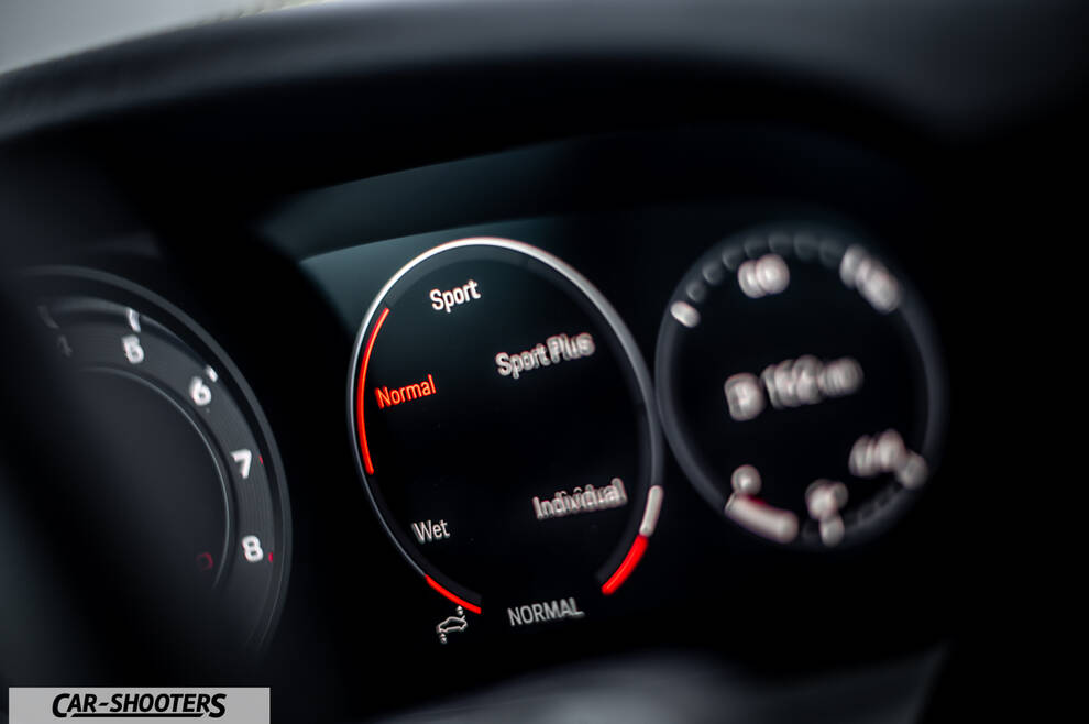 Porsche 911 Turbo Cabrio – dashboard, digital instrument cluster