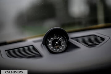 Porsche 911 Turbo Cabrio – dashboard, dashboard clock close-up