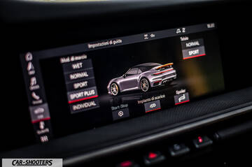 Porsche 911 Turbo Cabrio – dashboard, digital infotainment display