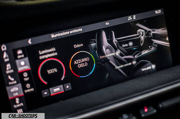 Porsche 911 Turbo Cabrio – dashboard, digital infotainment display