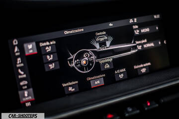 Porsche 911 Turbo Cabrio – dashboard, digital infotainment display