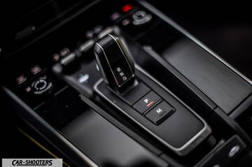 Porsche 911 Turbo Cabrio – interior, gear shifter close-up