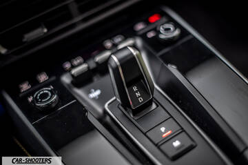 Porsche 911 Turbo Cabrio – interior, gear shifter close-up