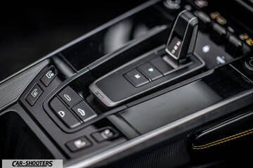 Porsche 911 Turbo Cabrio – detail, gear shifter and center console
