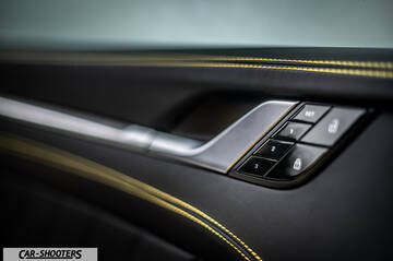 Porsche 911 Turbo Cabrio – detail, door panel with yellow stitching