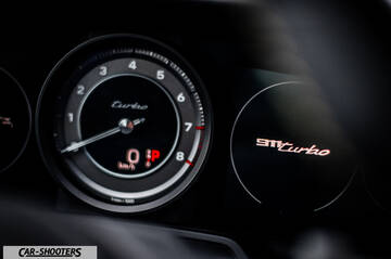 Porsche 911 Turbo Cabrio – dashboard, analog instrument cluster with digital displays