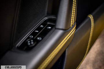 Porsche 911 Turbo Cabrio – interior, door panel controls with yellow stitching