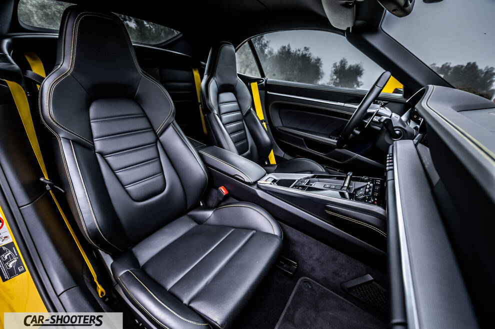 Porsche 911 Turbo Cabrio – interior, leather front seats