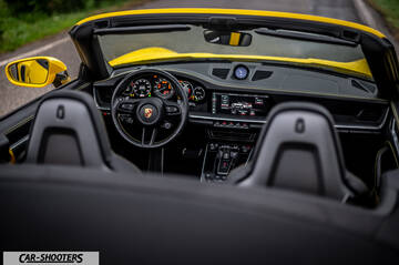 Porsche 911 Turbo Cabrio – dashboard, leather front seats
