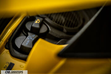 Porsche 911 Turbo Cabrio – engine bay, fluid caps close-up