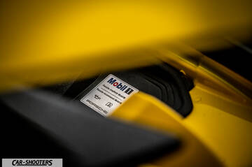 Porsche 911 Turbo Cabrio – engine bay, mobil 1 oil sticker