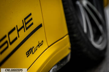 Porsche 911 Turbo Cabrio – detail, side decal and wheel close-up