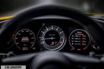 Porsche 911 Turbo Cabrio – dashboard, analog central tachometer with digital gauges