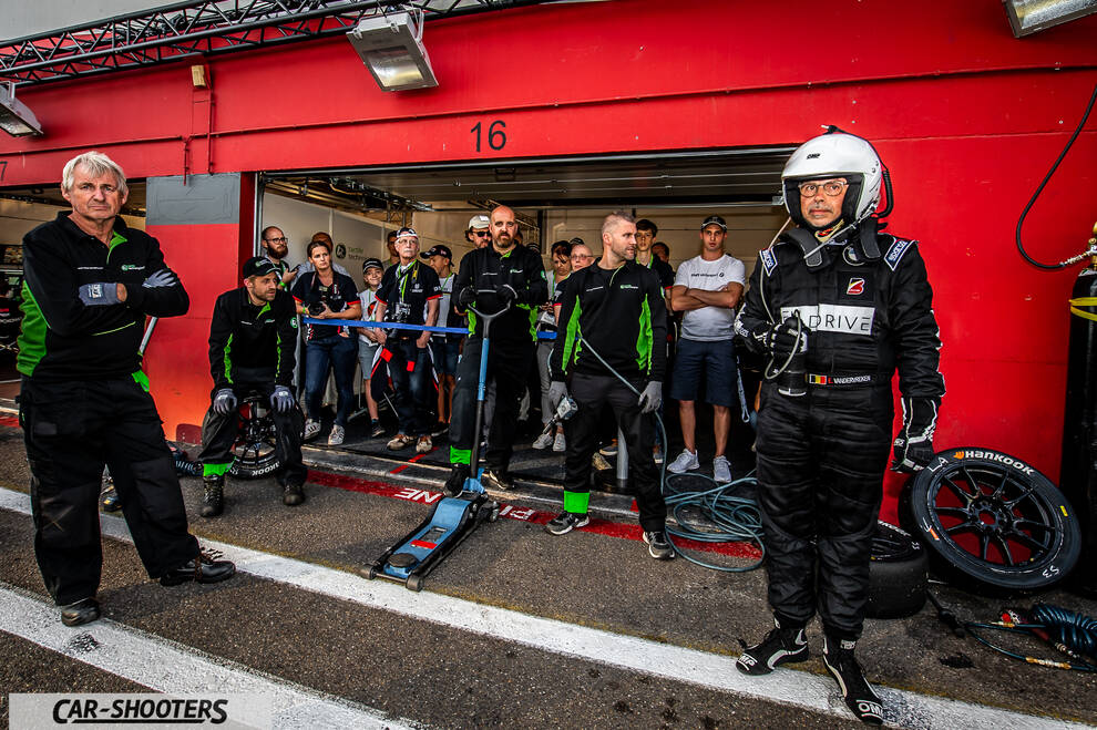 detail, race team in pit garage