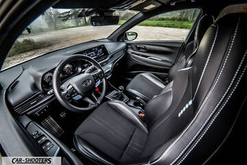 Hyundai i2N – interior, leather front seats