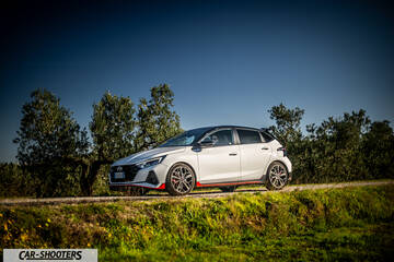 Hyundai i2N – side profile, white on a country road