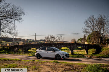 Hyundai i2N – side profile, white on a country road