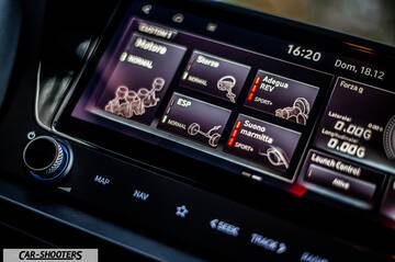 Hyundai i2N – dashboard, touchscreen infotainment display