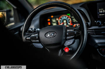 Hyundai i2N – dashboard, steering wheel and digital instrument cluster