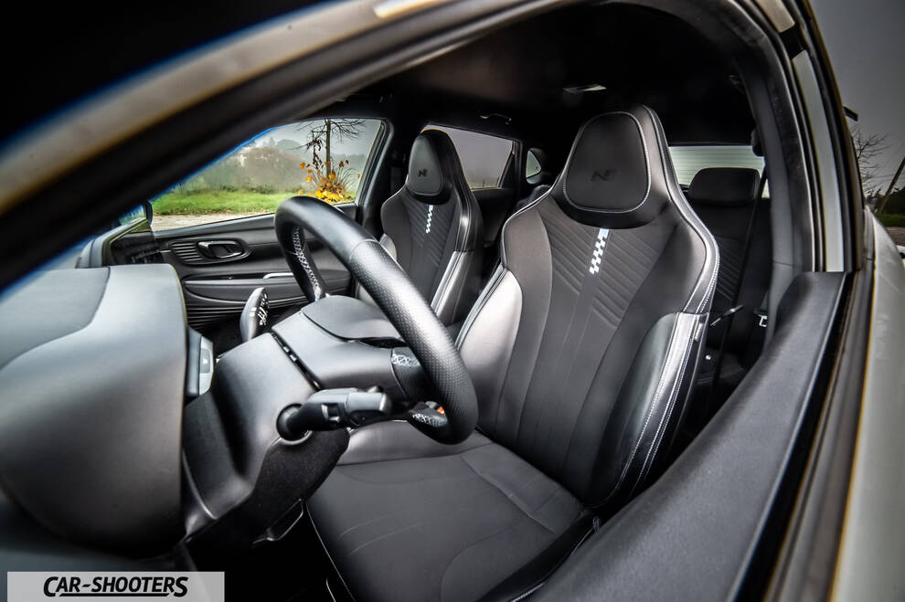 Hyundai i2N – interior, leather front seats