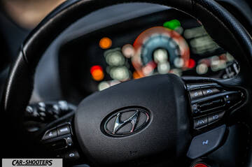 Hyundai i2N – dashboard, leather steering wheel close-up