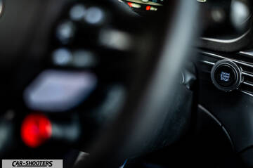 Hyundai i2N – detail, engine start stop button close-up