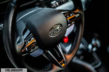 Hyundai i2N – interior, steering wheel close-up
