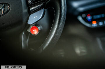 Hyundai i2N – detail, steering wheel button close-up