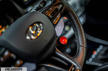 Hyundai i2N – dashboard, steering wheel controls close-up