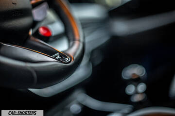 Hyundai i2N – interior, leather steering wheel close-up