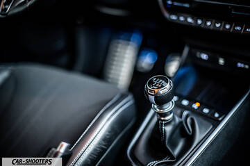Hyundai i2N – interior, manual gear shifter close-up