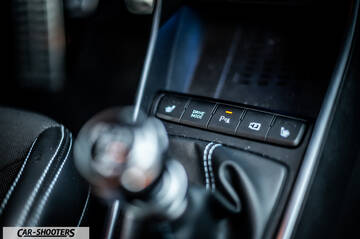Hyundai i2N – interior, center console with gear shifter