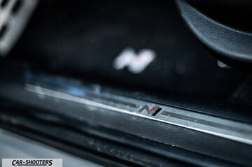 Hyundai i2N – detail, door sill plate close-up
