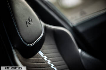 Hyundai i2N – interior, leather front seats