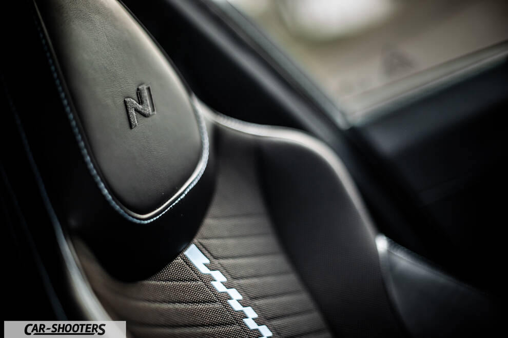 Hyundai i2N – interior, leather front seats