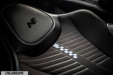 Hyundai i2N – interior, leather front seat close-up