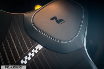 Hyundai i2N – interior, leather front seat with logo
