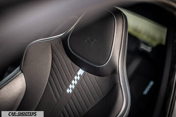 Hyundai i2N – interior, leather front seat close-up