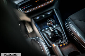 Hyundai i2N – interior, manual gear shifter close-up