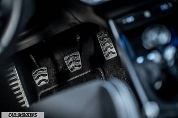 Hyundai i2N – interior, manual foot pedals close-up