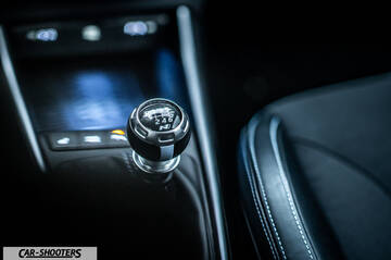 Hyundai i2N – interior, manual gear shifter close-up